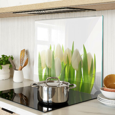 Schneidebrett glas Tulpen vor einem Hintergrund aus grünen Blättern