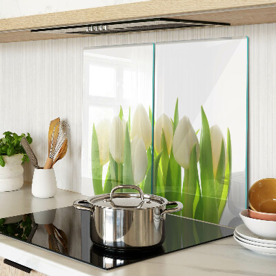 Schneidebrett glas Tulpen vor einem Hintergrund aus grünen Blättern