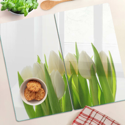 Schneidebrett glas Tulpen vor einem Hintergrund aus grünen Blättern
