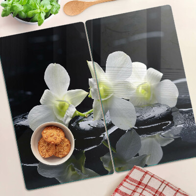 Schneidebrett glas Orchideen auf schwarzem Hintergrund