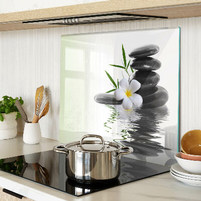Schneidebrett glas Blumen und Steine auf dem Wasser