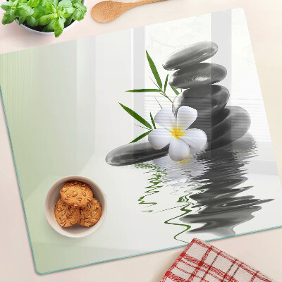 Schneidebrett glas Blumen und Steine auf dem Wasser