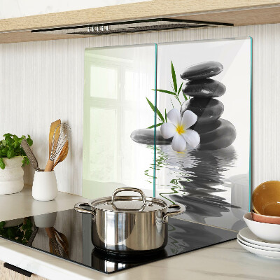 Schneidebrett glas Blumen und Steine auf dem Wasser