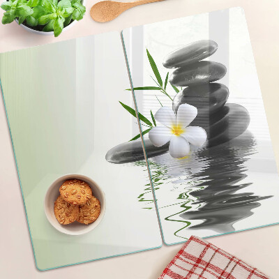 Schneidebrett glas Blumen und Steine auf dem Wasser