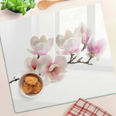 Schneidebrett glas Magnolienblüten auf einem Zweig