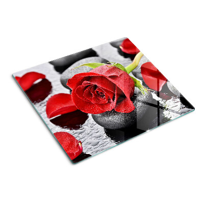 Glasschneidebrett Rose auf Steinen mit Wassertropfen