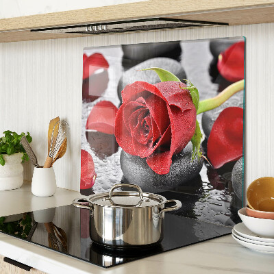Glasschneidebrett Rose auf Steinen mit Wassertropfen