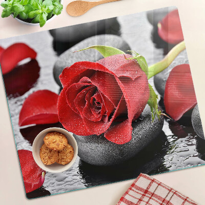 Glasschneidebrett Rose auf Steinen mit Wassertropfen