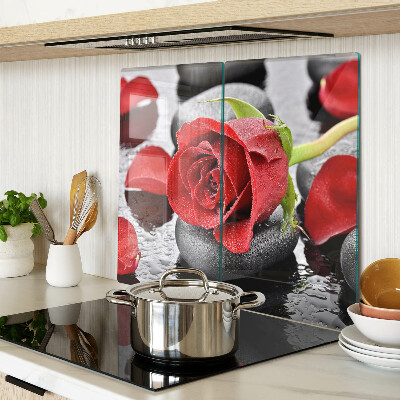 Glasschneidebrett Rose auf Steinen mit Wassertropfen
