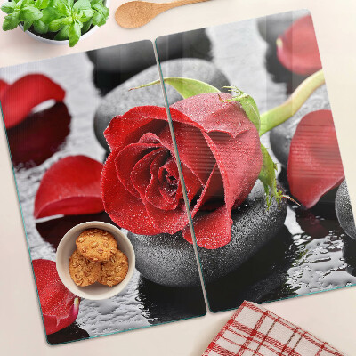 Glasschneidebrett Rose auf Steinen mit Wassertropfen