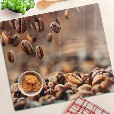 Glasschneidebrett Kaffeebohnen in Bewegung