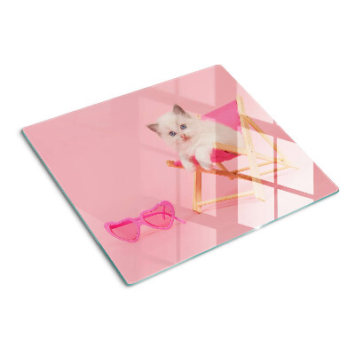 Schneidebrett glas Kätzchen auf einem Liegestuhl auf rosa Hintergrund