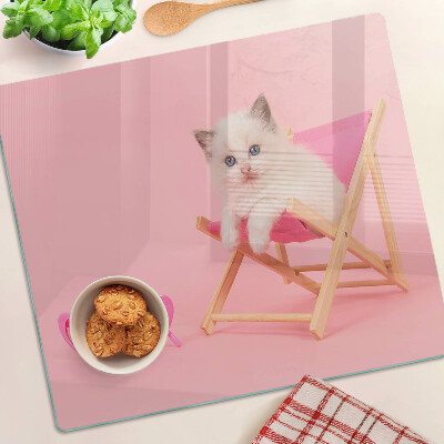 Schneidebrett glas Kätzchen auf einem Liegestuhl auf rosa Hintergrund