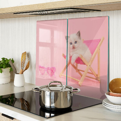 Schneidebrett glas Kätzchen auf einem Liegestuhl auf rosa Hintergrund