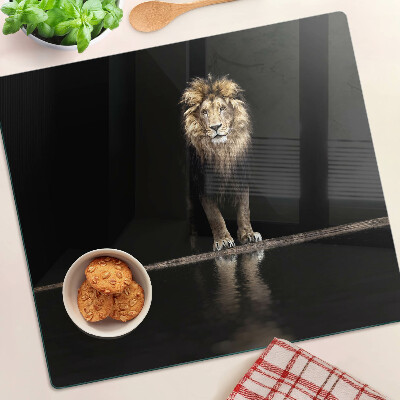 Glasschneidebrett Löwe auf dunklem Hintergrund