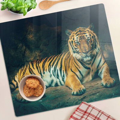 Glasschneidebrett Tiger liegt auf den Felsen