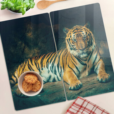 Glasschneidebrett Tiger liegt auf den Felsen