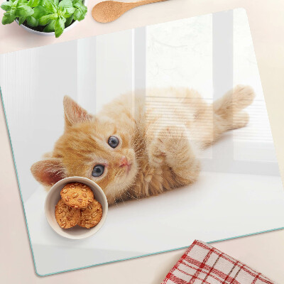 Glasschneidebrett Ingwer Kätzchen auf weißem Hintergrund