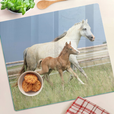 Glasschneidebrett Ein Pferd mit einem Fohlen auf einer Wiese