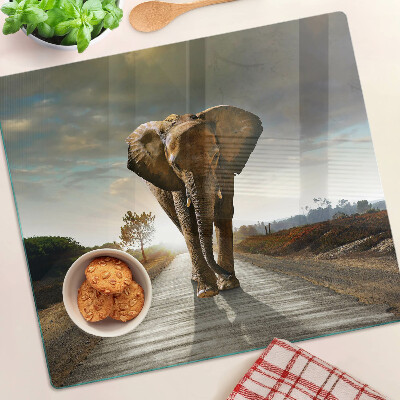 Glasschneidebrett Elefant auf der Straße bei Sonnenuntergang