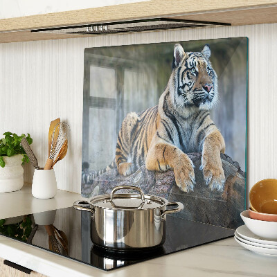 Glasschneidebrett Tiger auf einem Baumstamm