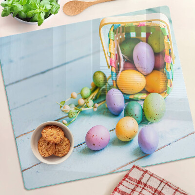 Glasschneidebrett Ostern gefärbte Eier in einem Korb