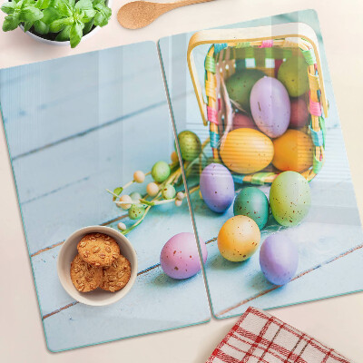Glasschneidebrett Ostern gefärbte Eier in einem Korb