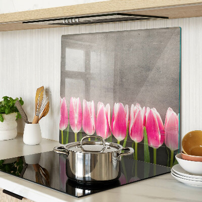 Schneidebrett glas Tulpen auf grauem Hintergrund