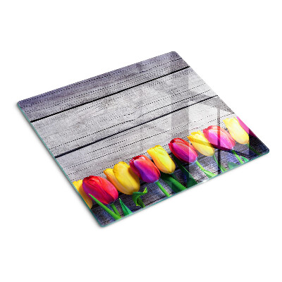 Schneidebrett glas Tulpen auf einem hölzernen Hintergrund