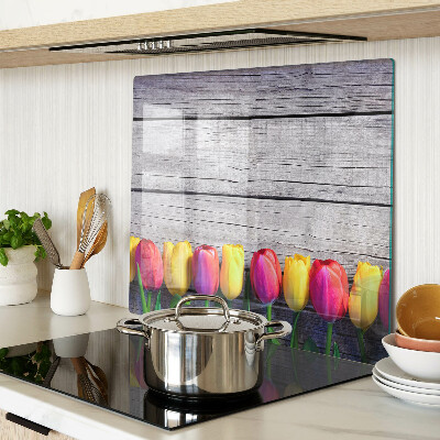 Schneidebrett glas Tulpen auf einem hölzernen Hintergrund