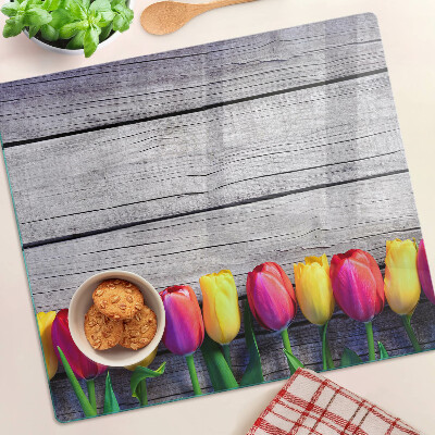 Schneidebrett glas Tulpen auf einem hölzernen Hintergrund