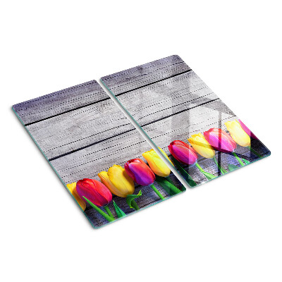 Schneidebrett glas Tulpen auf einem hölzernen Hintergrund
