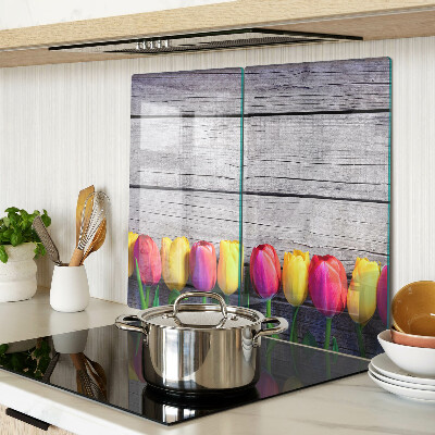 Schneidebrett glas Tulpen auf einem hölzernen Hintergrund