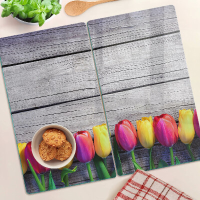 Schneidebrett glas Tulpen auf einem hölzernen Hintergrund