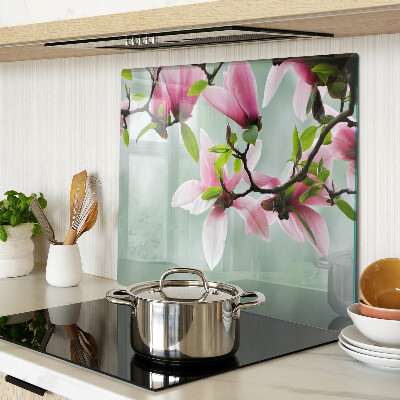 Glasschneidebrett Magnolienblüten vor einem grünen Hintergrund
