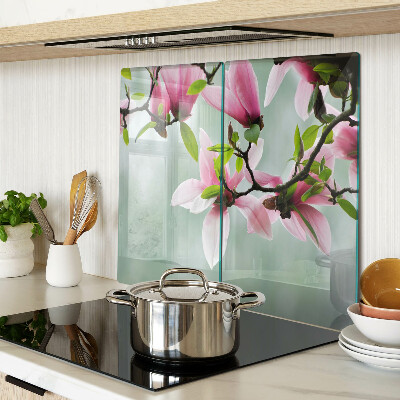 Glasschneidebrett Magnolienblüten vor einem grünen Hintergrund
