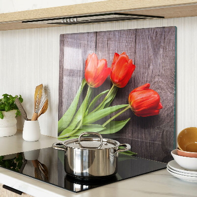 Schneidebrett glas Tulpen auf einem hölzernen Hintergrund