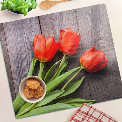 Schneidebrett glas Tulpen auf einem hölzernen Hintergrund