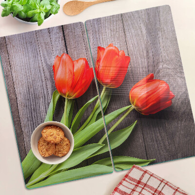 Schneidebrett glas Tulpen auf einem hölzernen Hintergrund