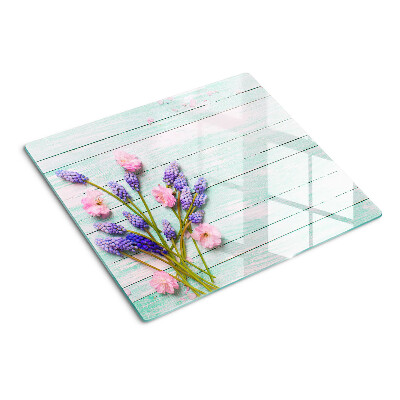 Schneidebrett glas Blumen auf einem hölzernen Hintergrund