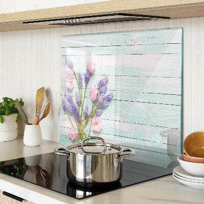 Schneidebrett glas Blumen auf einem hölzernen Hintergrund