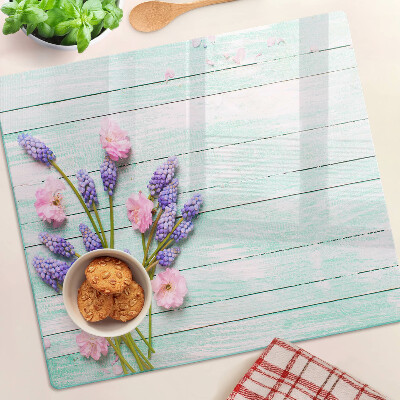 Schneidebrett glas Blumen auf einem hölzernen Hintergrund