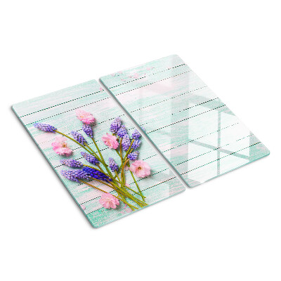 Schneidebrett glas Blumen auf einem hölzernen Hintergrund