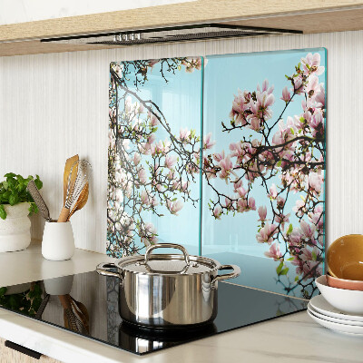 Glasschneidebrett Magnolienblüten auf blauem Hintergrund