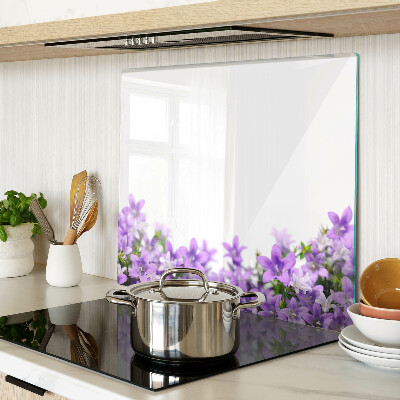 Glasschneidebrett Lila Blumen im Hintergrund
