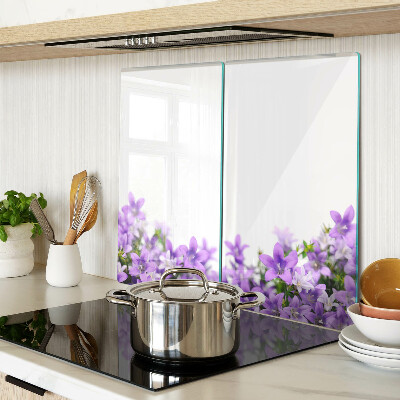 Glasschneidebrett Lila Blumen im Hintergrund