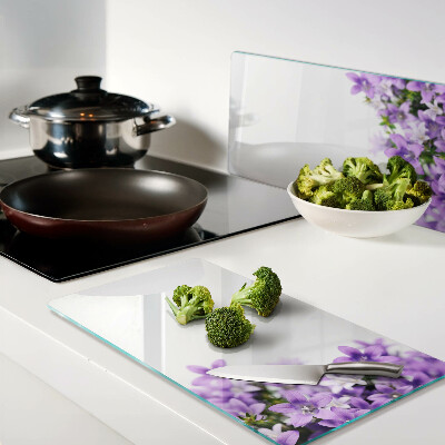 Glasschneidebrett Lila Blumen im Hintergrund