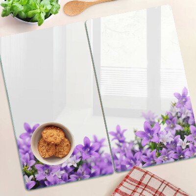Glasschneidebrett Lila Blumen im Hintergrund