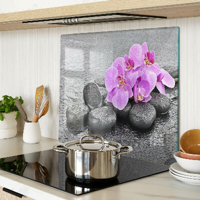 Schneidebrett glas Blumen und Steine gegen das Wasser