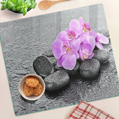 Schneidebrett glas Blumen und Steine gegen das Wasser